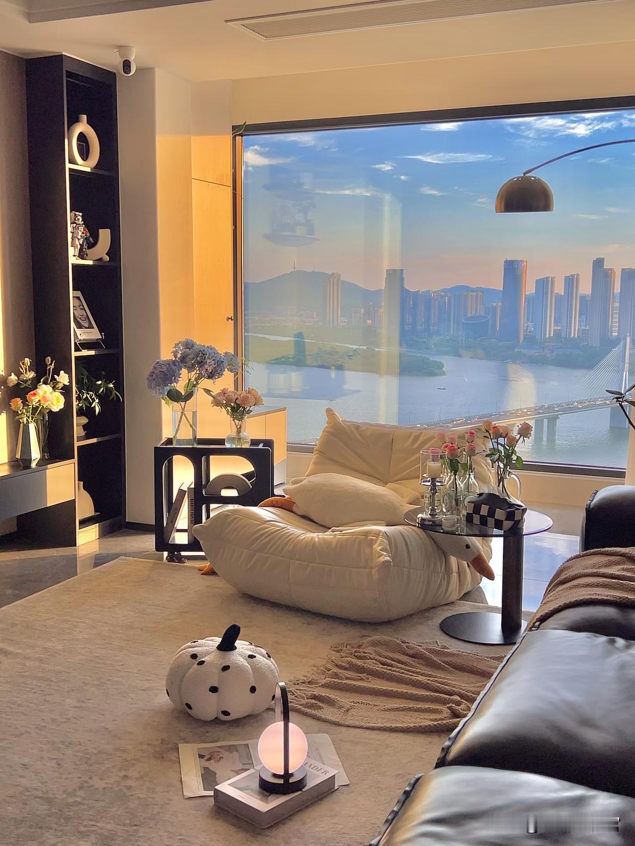 浙江一位房主背负208万房贷，坚持九年每月还款约9100元，从无逾期。但查看账单