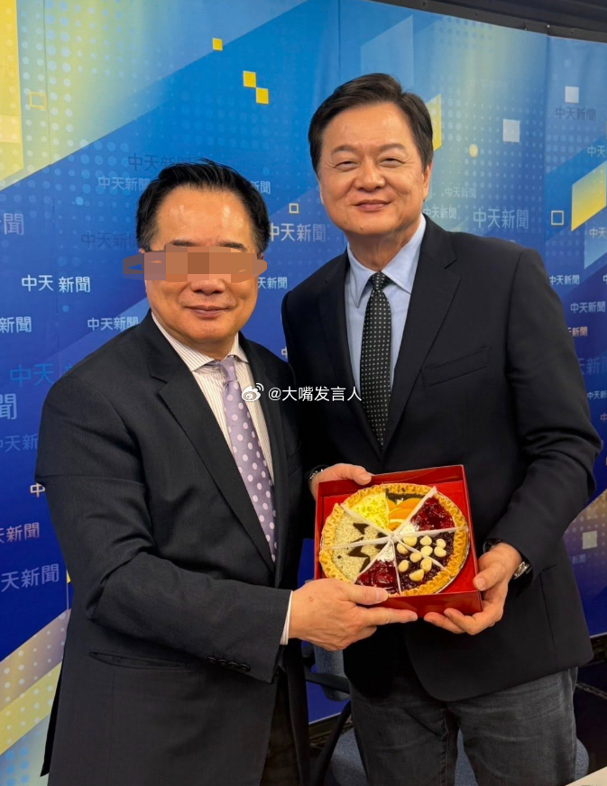 周锡玮这是挺大度的(图1)通告棚里，各个嘉宾观点不同，这很常见，但是台北专家直接