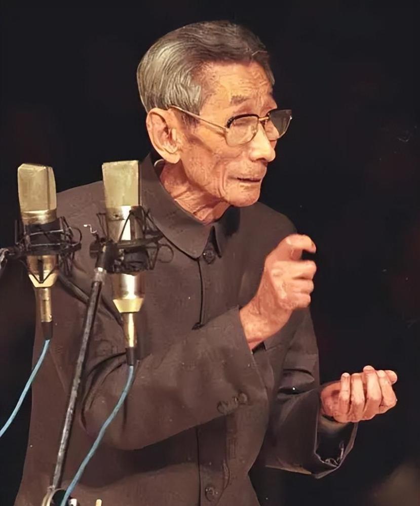 相声大师，马三立说，相声要想演好，相声演员需要进步，学，练，看，演，变，五个字的