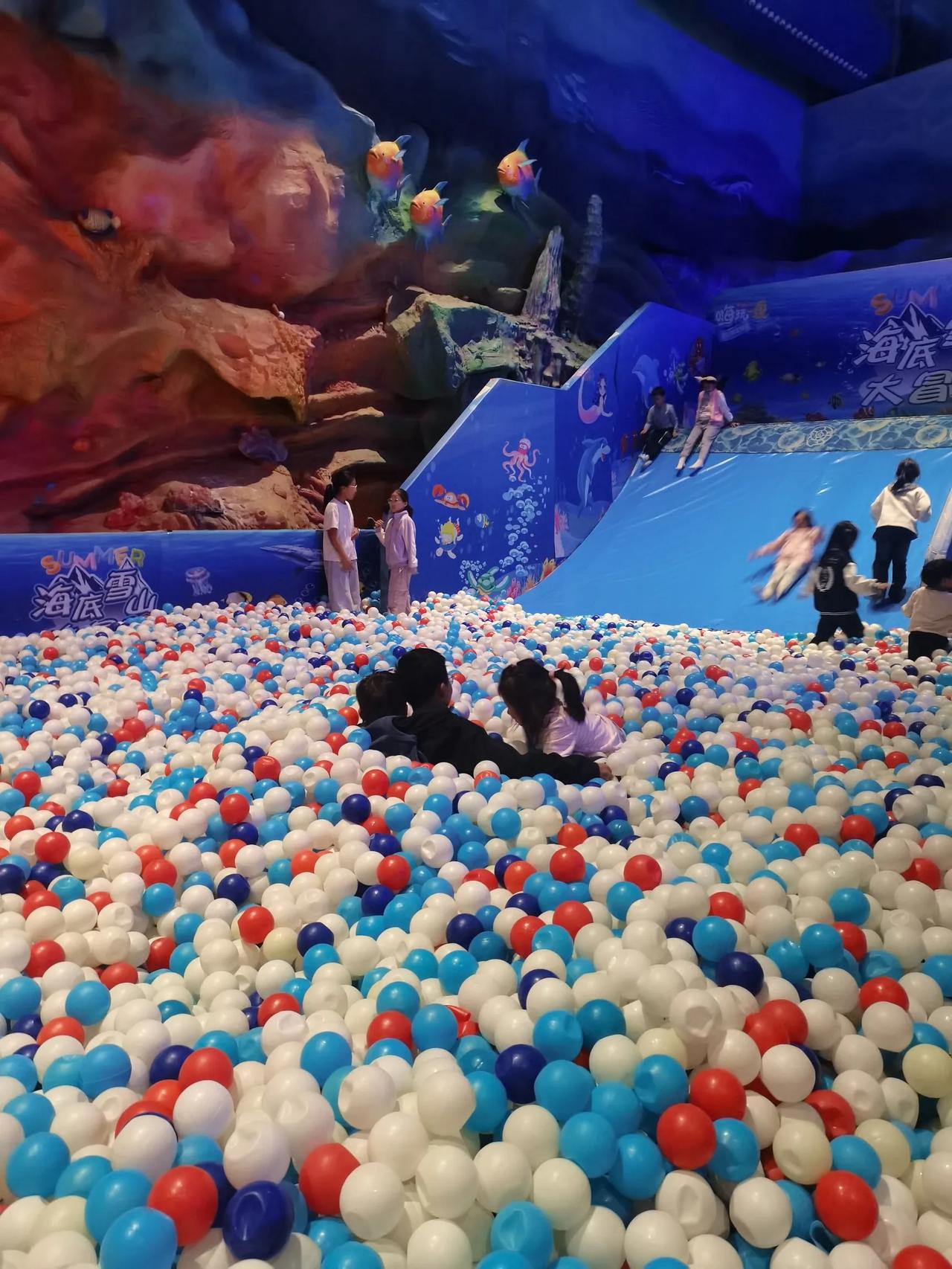 海洋球～
孩子们永远的乐园
小朋友都喜欢这个海洋球
百玩不厌[捂脸]
