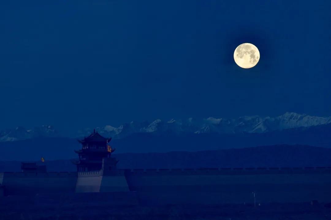 下联：大漠流沙冷月寒。

（图片来自网络）