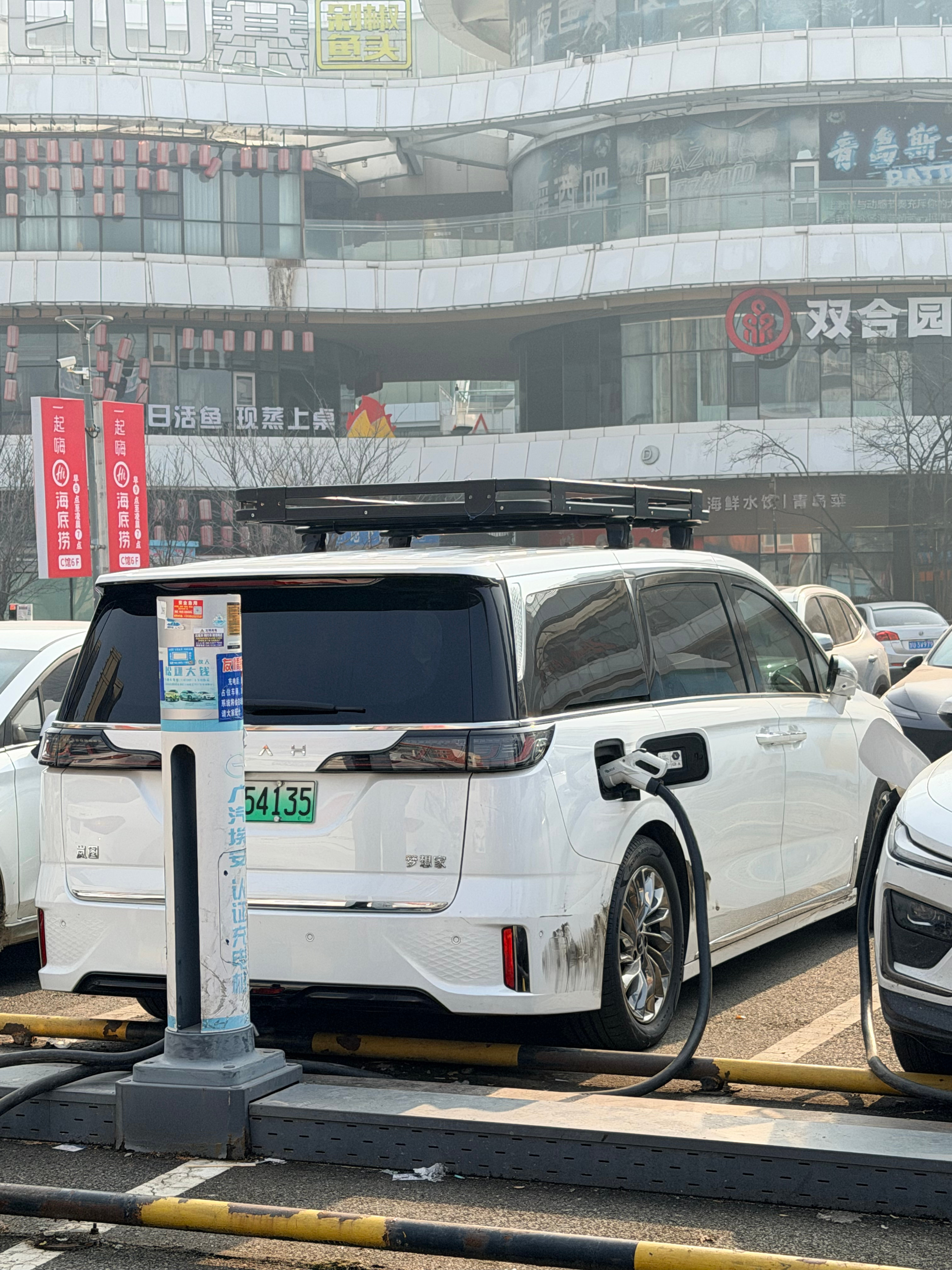 岚图梦想家倒是挺常见的，但这装着行李架的还挺稀罕嘞我和汽车的日常岚图梦想家 青岛