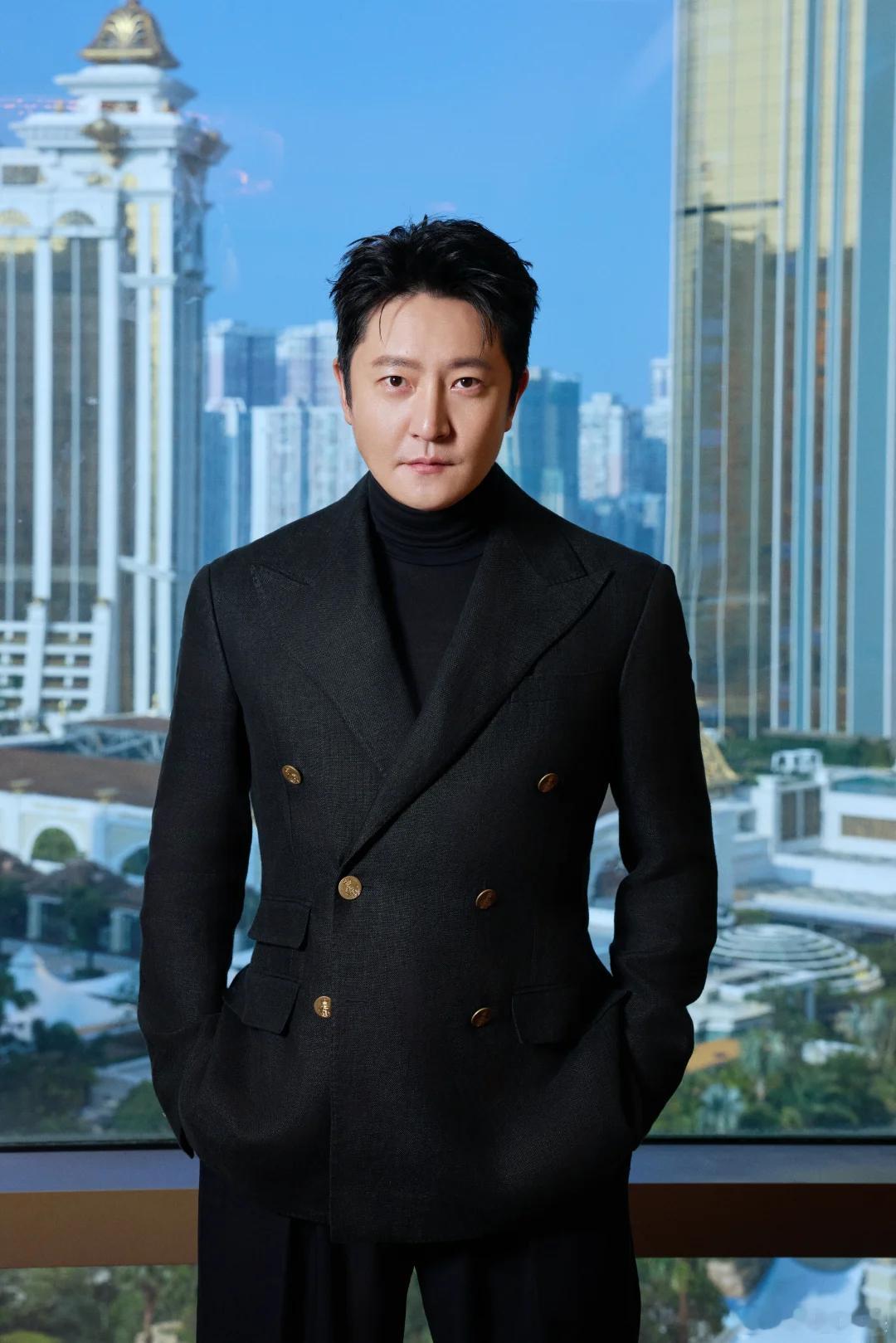 谁家男主怼着怼着就唱起来了郭京飞在《老舅》里演崔国明，被老板刁难让唱歌，他张口就