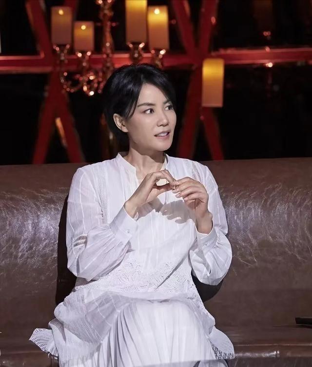 1997年，王菲以6000w的天价，签约百代唱片公司。拿到钱的第一时间，她跑到北