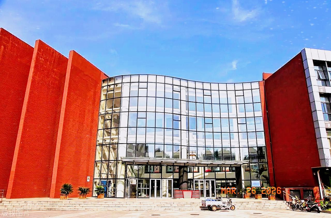 朋友在张雪峰公司上班，曝出他不为人知的一面，跟镜头里完全不一样

我有一个朋友在