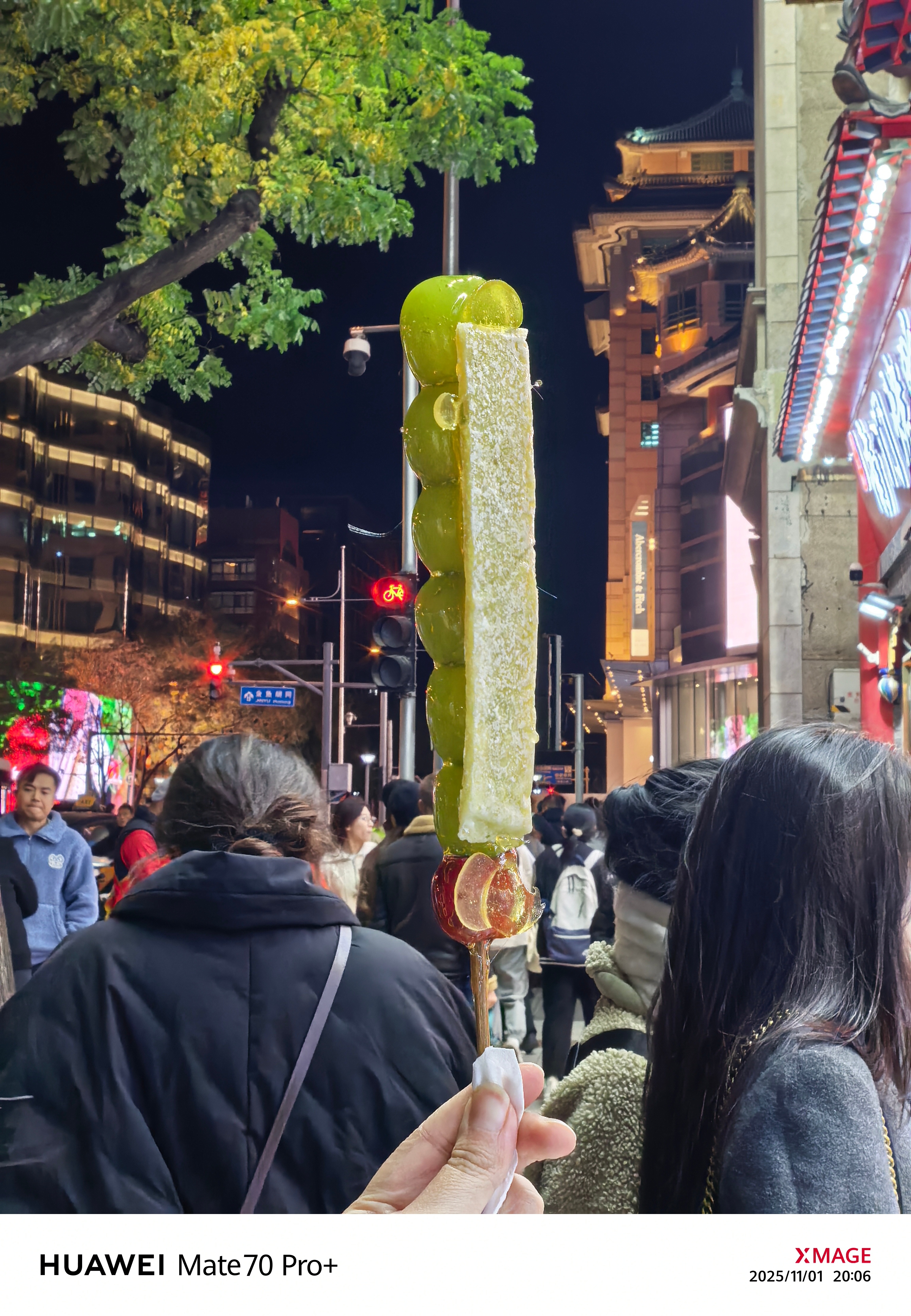 在山东没吃到的奶皮子糖葫芦，在北京吃上了！30块一支，价格是普通糖葫芦的6倍。真