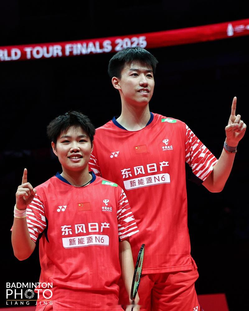 “凤凰”与“丫邦”双双锁定小组第一携手晋级四强，分守上下半区，力争会师！2025