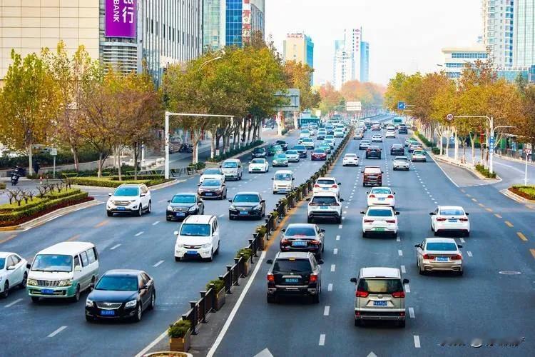 谁说大连司机素质高了？
今天是星期六，下午三四点钟开车走到五一路和星辰街交叉路口