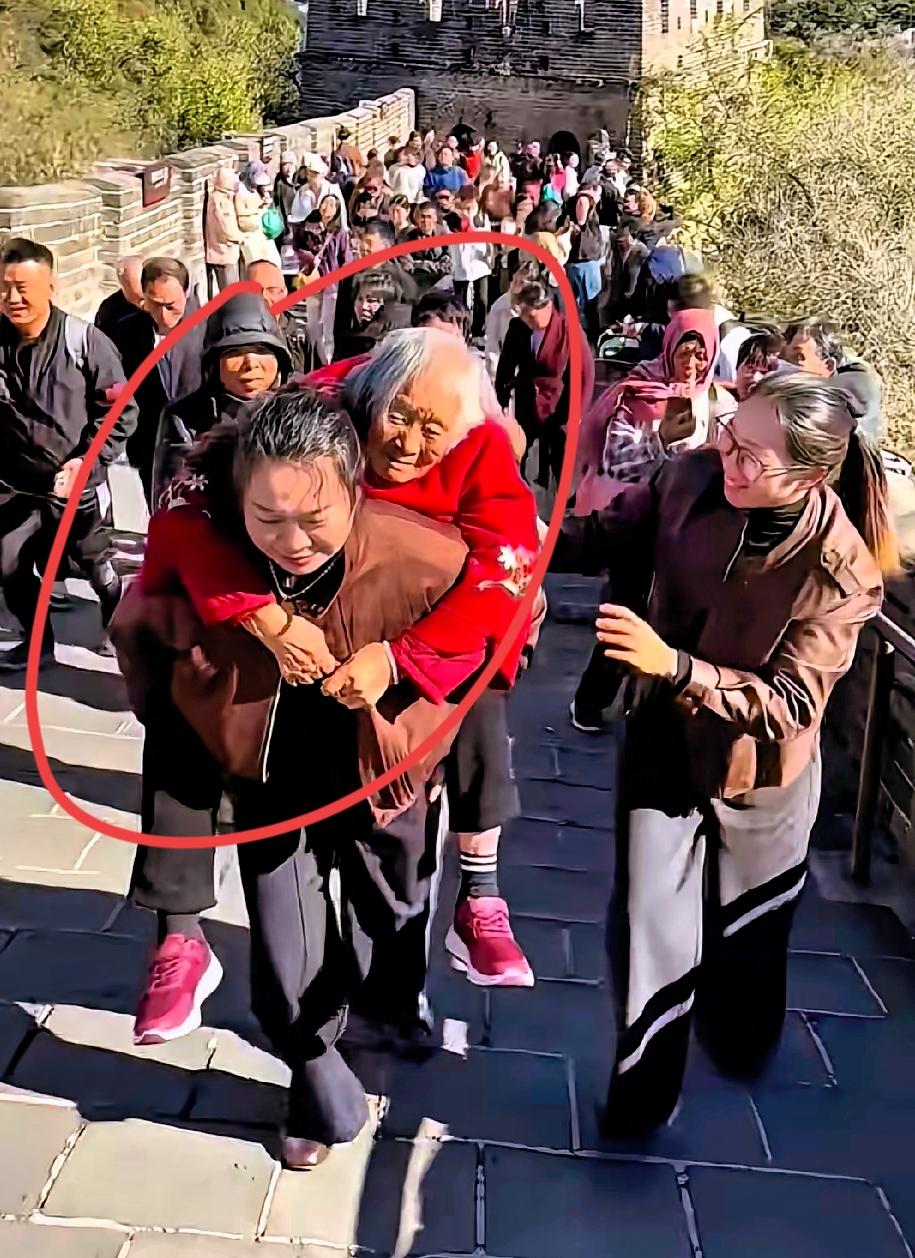 92岁的白发老人，无意间说了一句心里话，两个孙女的做法，让人看着感动了。
这位白