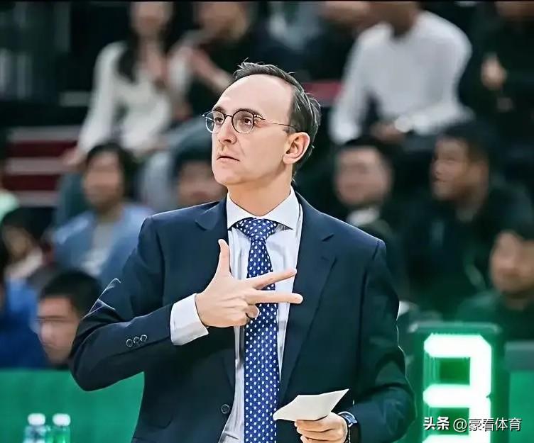 辽粤两队各项数据对比。
                  广东男篮      