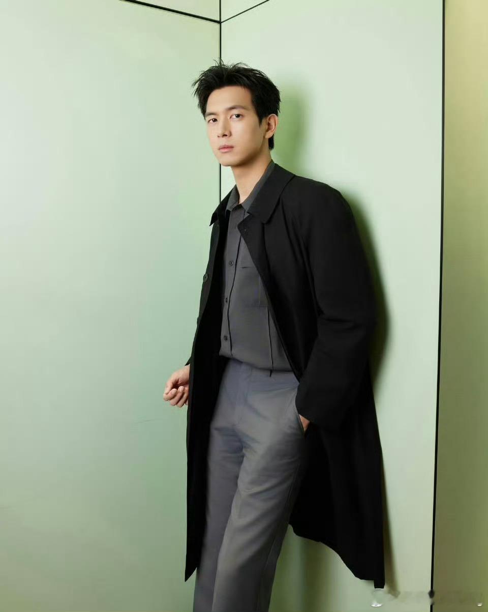 李现 lxprada代言人李现 遇见你，真好！虽然那场遇见不是在最美的时光里，但