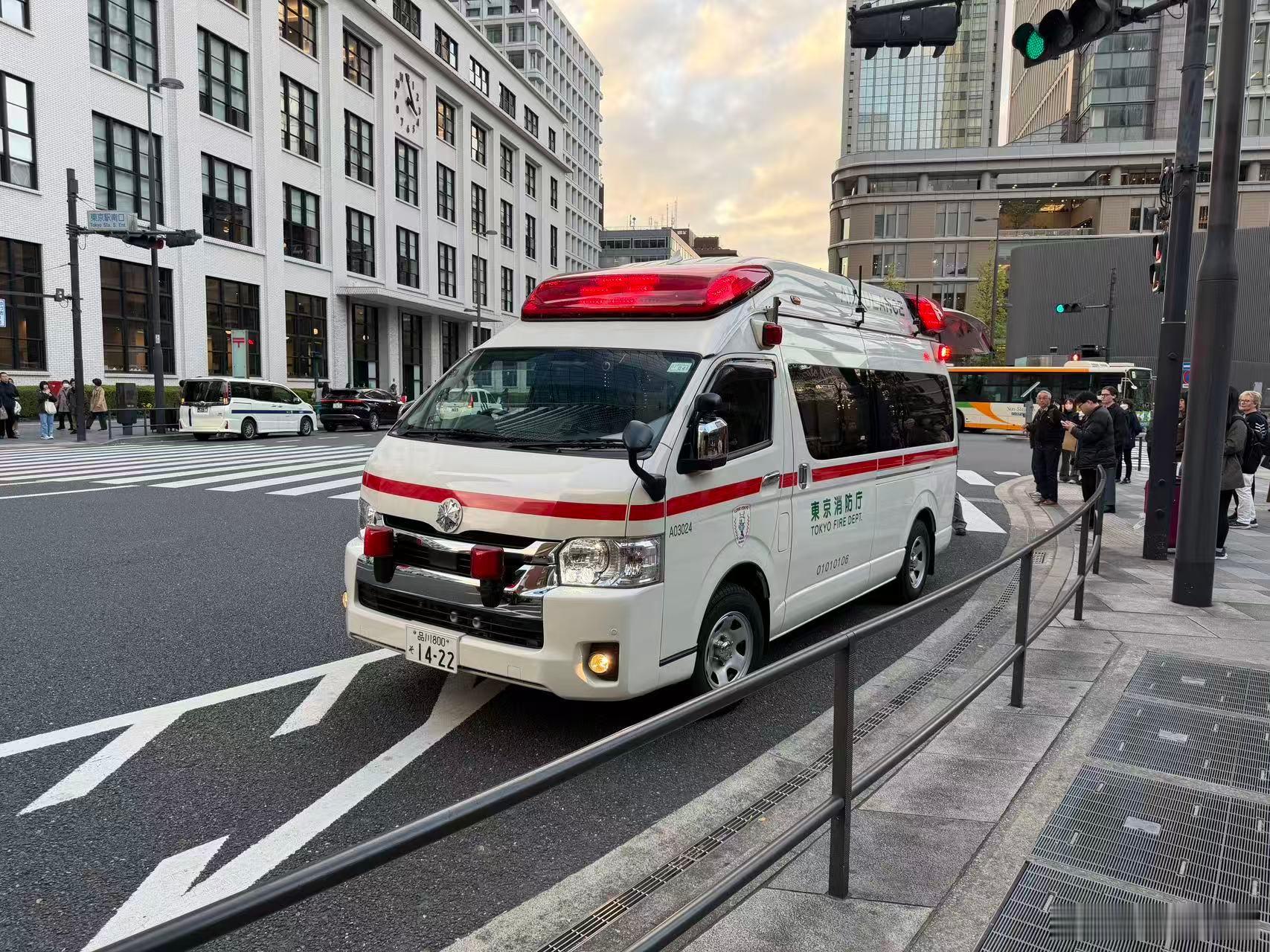 胖友在东京偶遇的丰田Himedic专用救护车。基于海狮做的Himedic一共有三