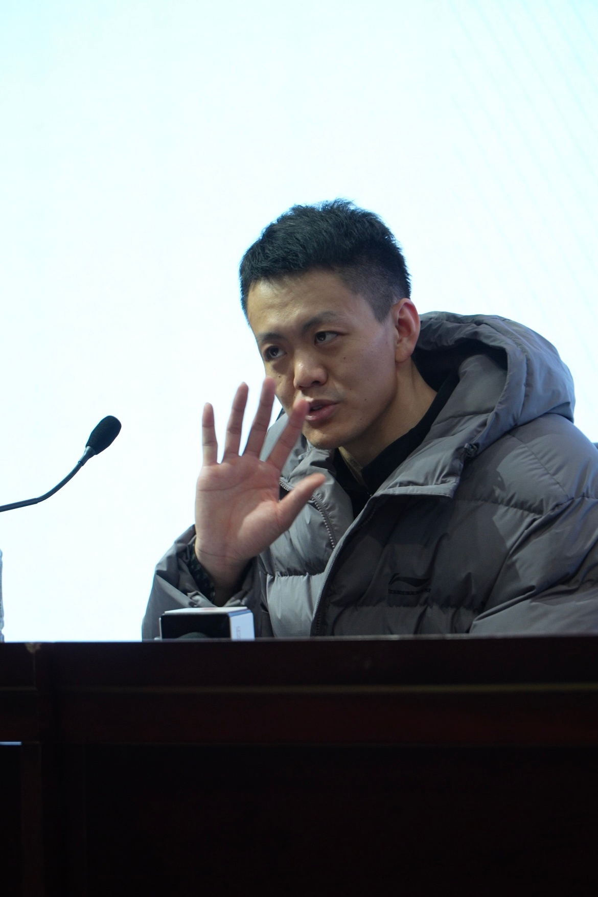 姜宇星作为球员代表参加新闻发布会，请姜宇星点评比赛：没有姜宇星本场出战28分钟，