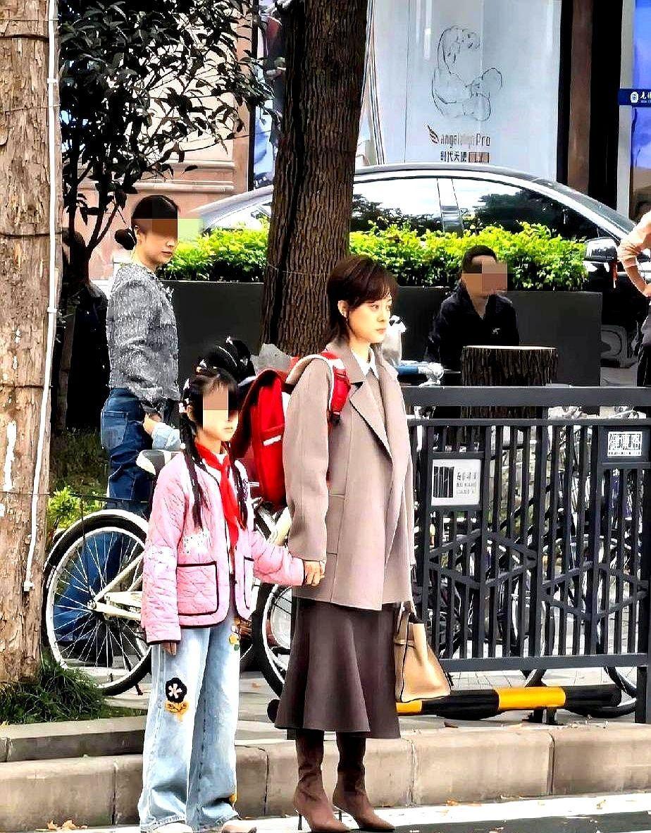 孙俪这回真被拍出“五五分”了。
静安寺一走，鞋比人出名。
古装娘娘的步子，硬套进