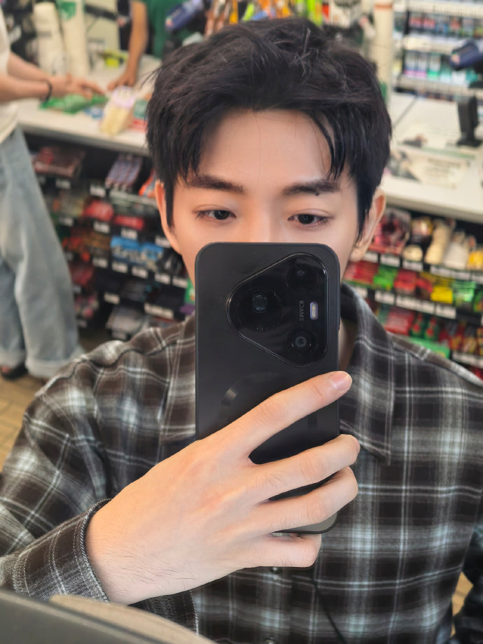 邓为晒花少8合照邓为格子衫对镜自拍  邓为晒花少8合照，邓为格子衫对镜自拍，满分