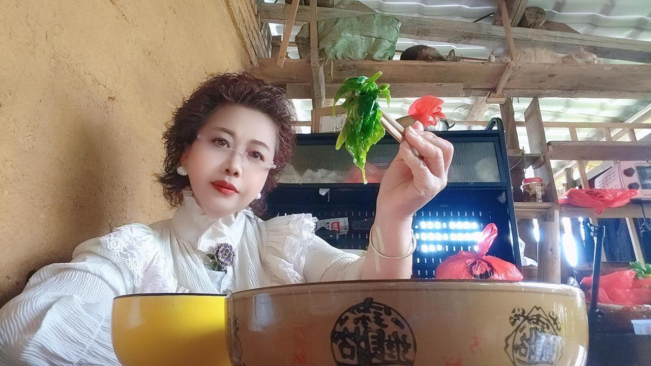 今天，带着我的两条狗保镖，村里转了一圏，顺手扒了一小背篓车前草，摘了一把桑叶尖，