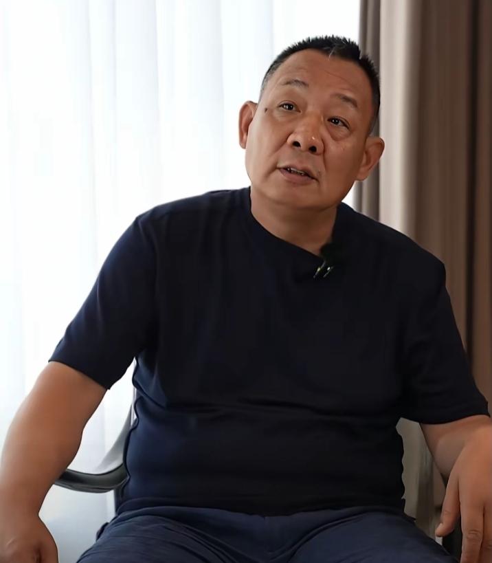 于东来，60岁，出生河南省许昌市，河南胖东来商贸集团董事长。

于东来面容朴实，