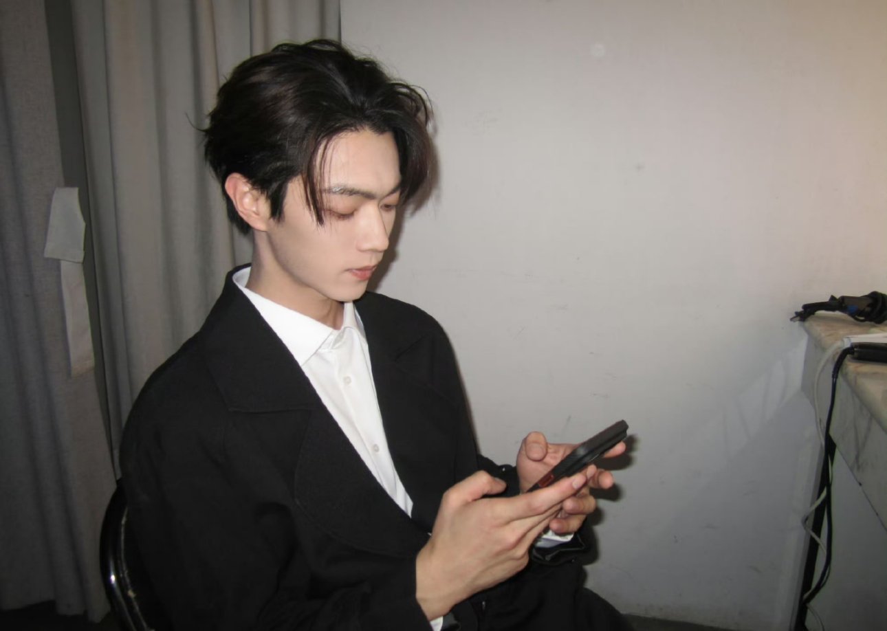 许凯靓仔新年快乐快乐，头发是不是长长了