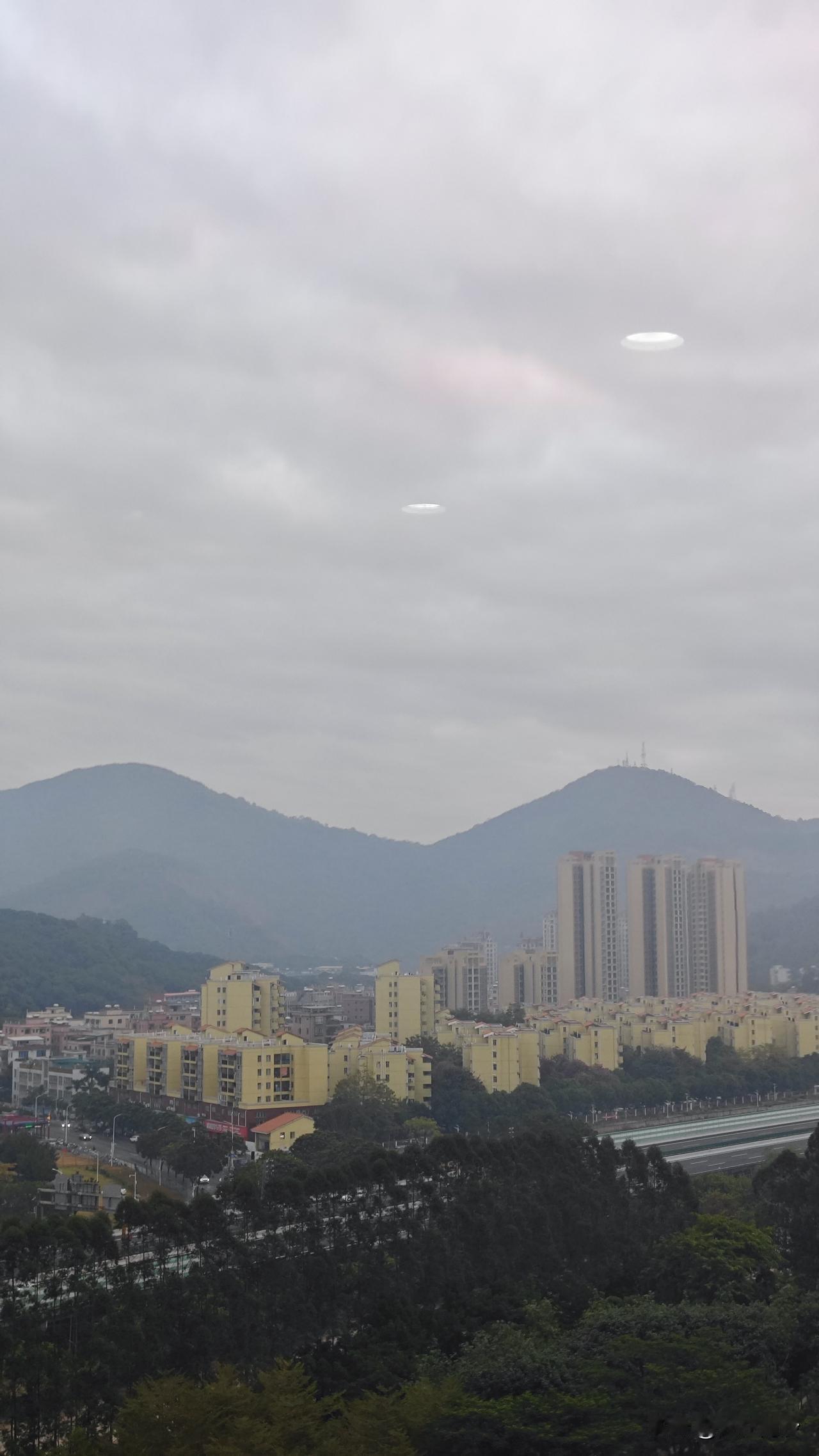 又是眼见不为实系列，早上灰蒙蒙的天气，还有点微微的焦“香”味，真上头。打开天气软