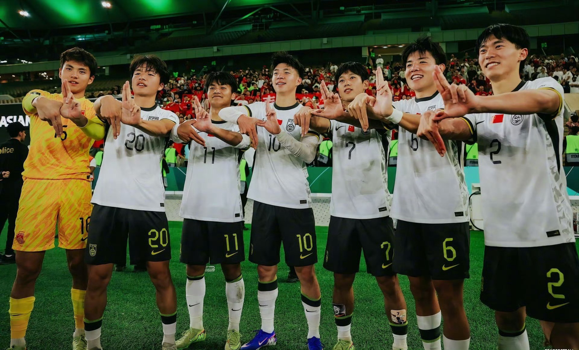 大魔王为拼搏喝彩｜决赛夜，23点，U23的终极一战谁能不看！！没有灵魂零食？特意