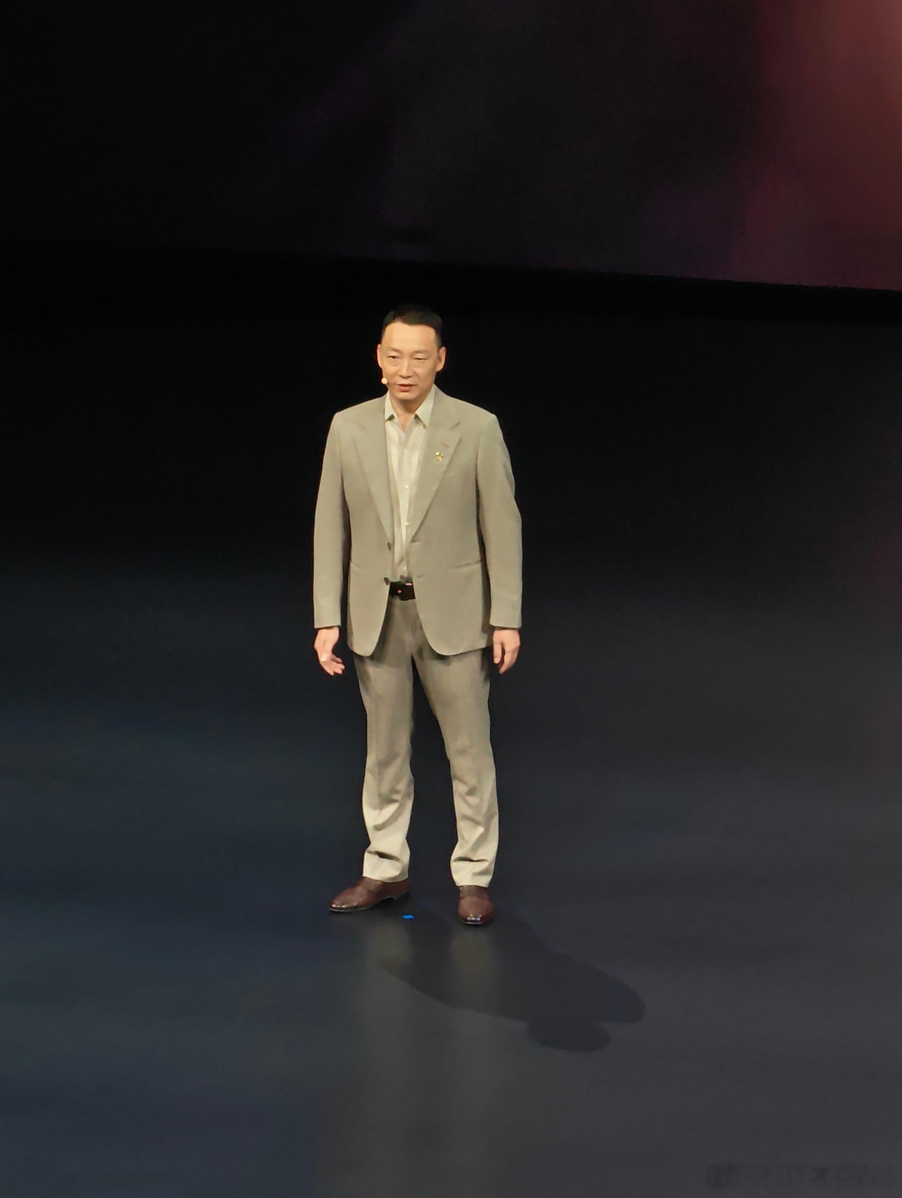 荣耀Robot Phone发布会开始了，李健总先登台讲品牌部分。虽然荣耀在网上的