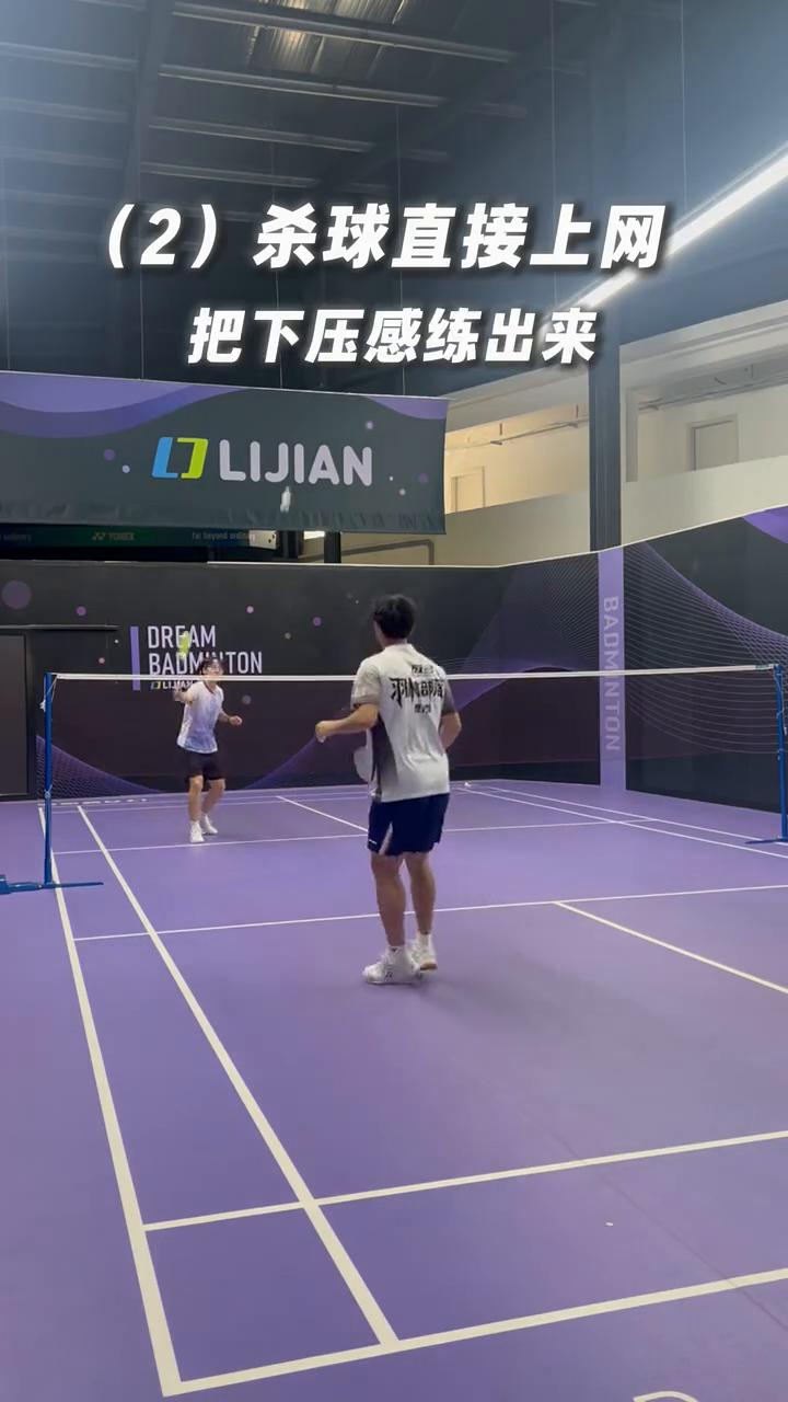 羽毛球职业运动员热身顺序。
·(1)先拉几拍高远球，把肩膀打开。
·(2)杀球直