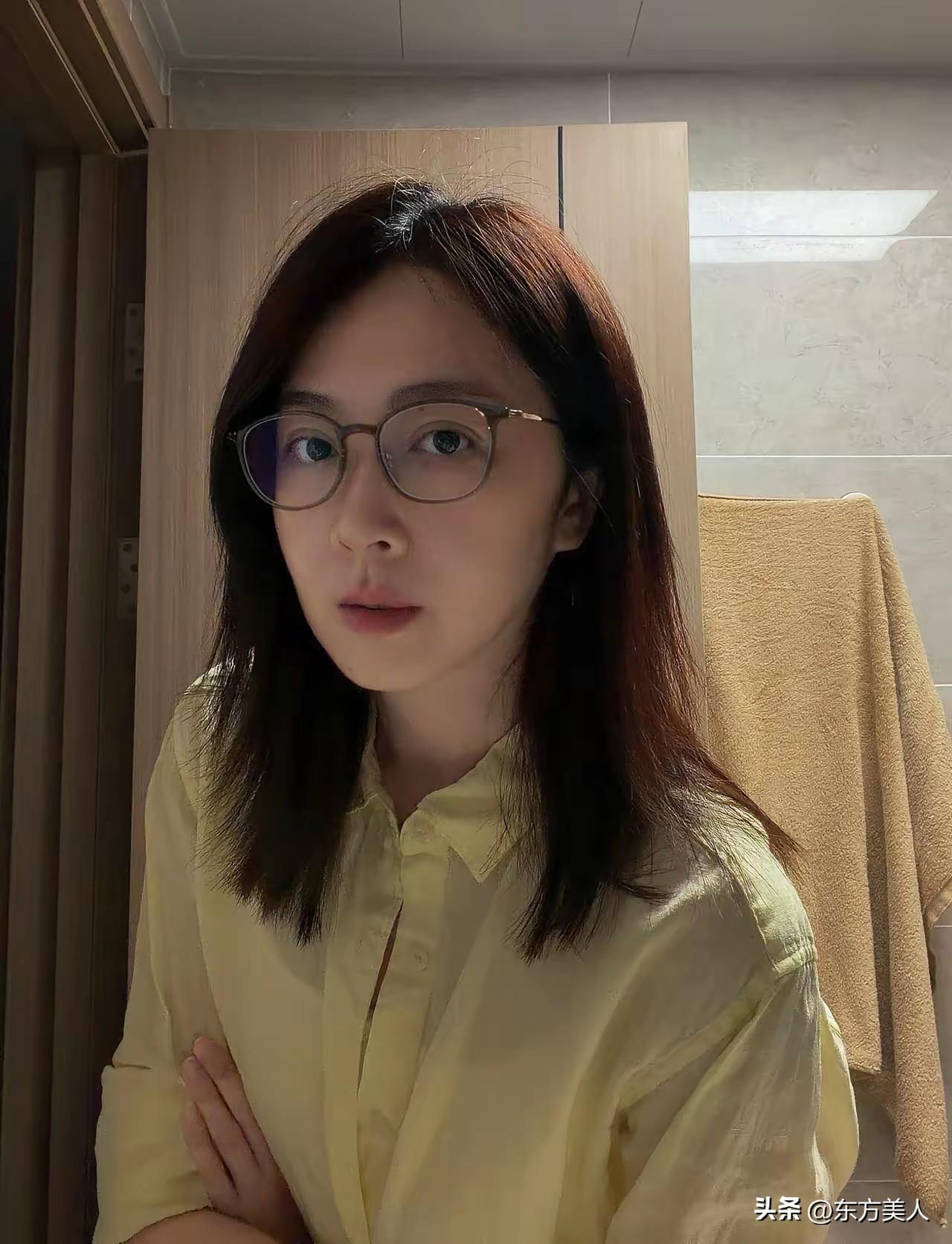 这姑娘戴眼镜好认真啊！