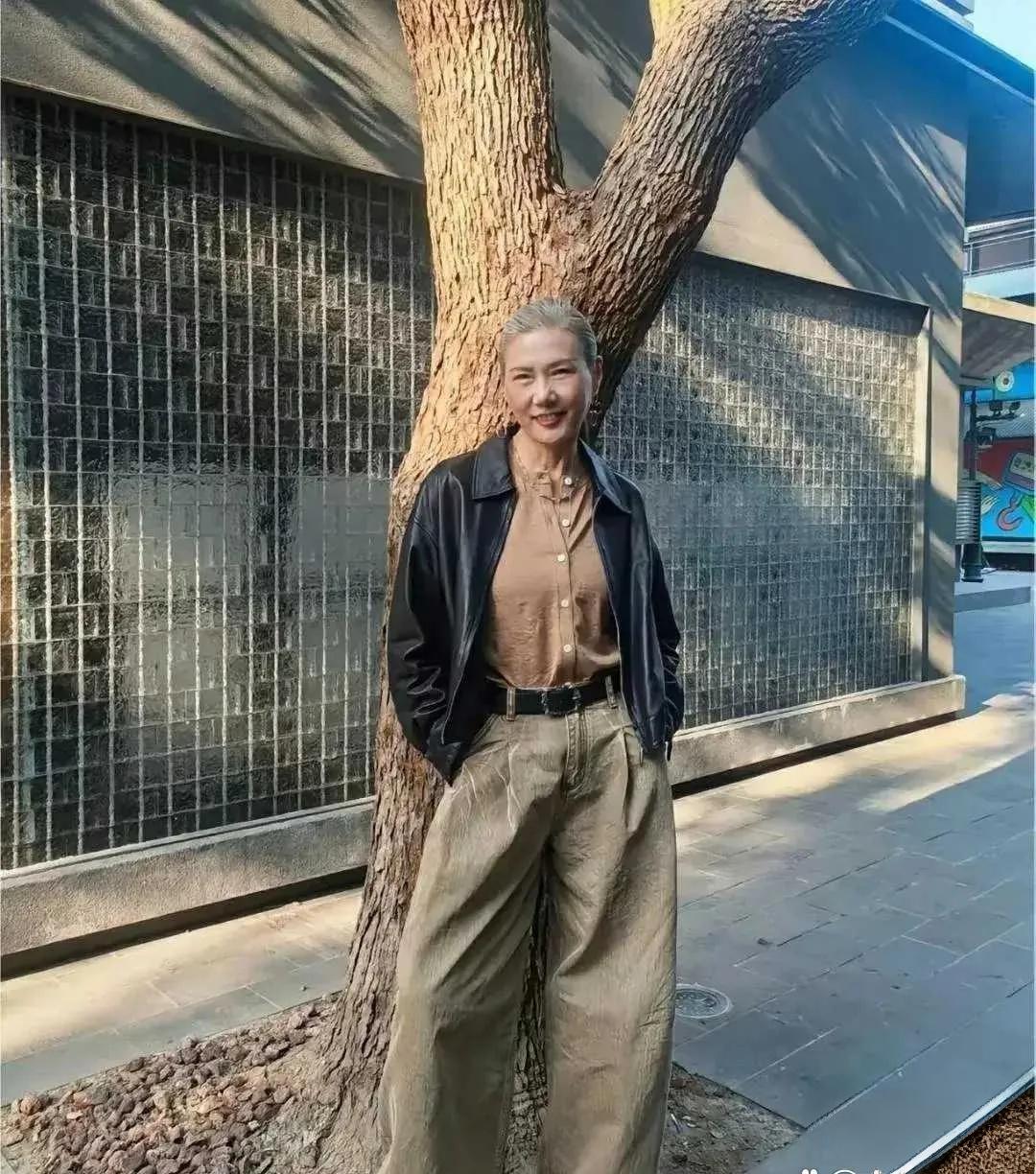 很难相信眼前穿搭这么飒的阿姨已经65岁了，神态自在又大方。
都说年纪越大越要收敛