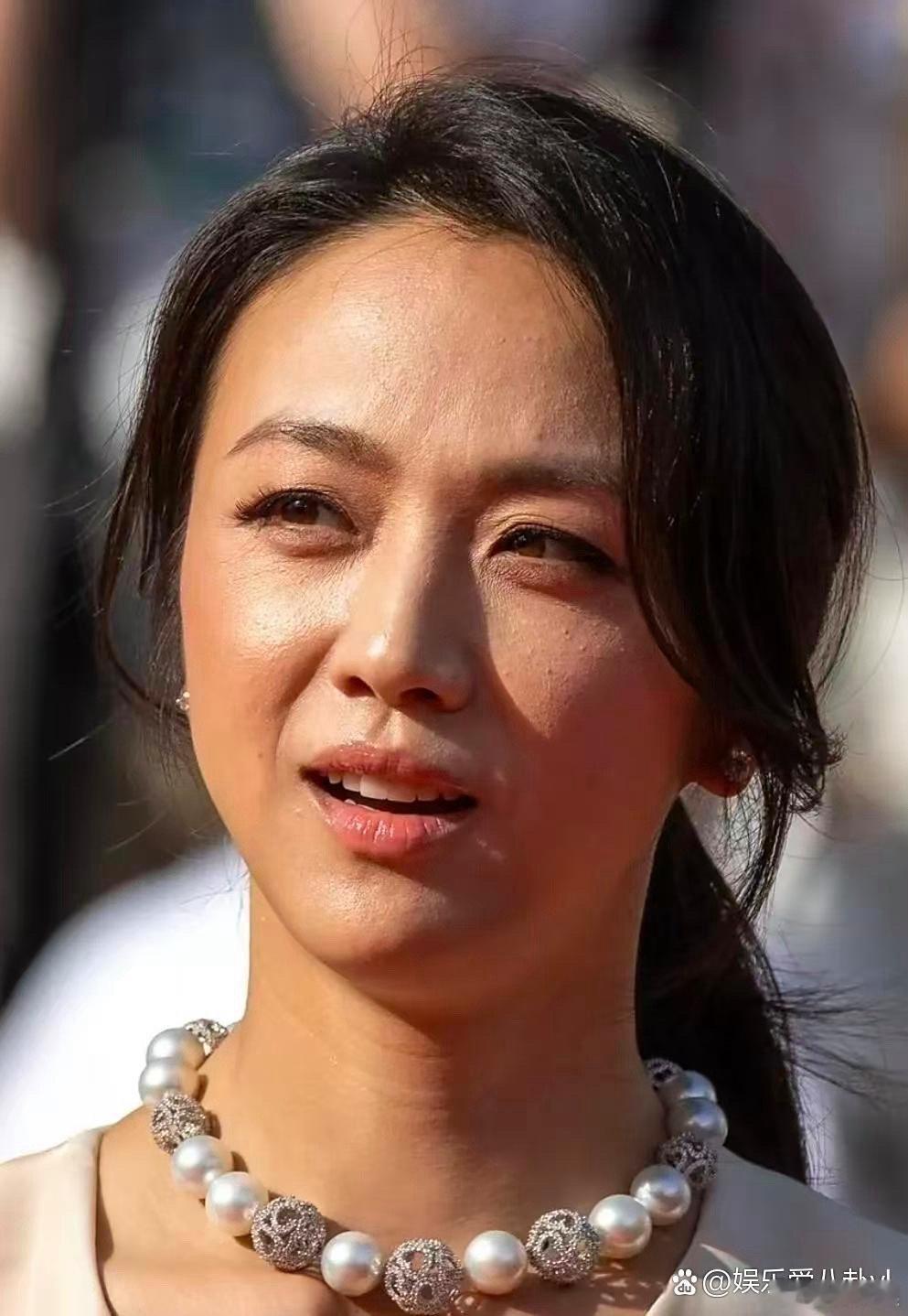 汤唯的美从不是一眼惊艳，却自带独特韵味，越品越有味道，这份耐看才是最动人的气质。
