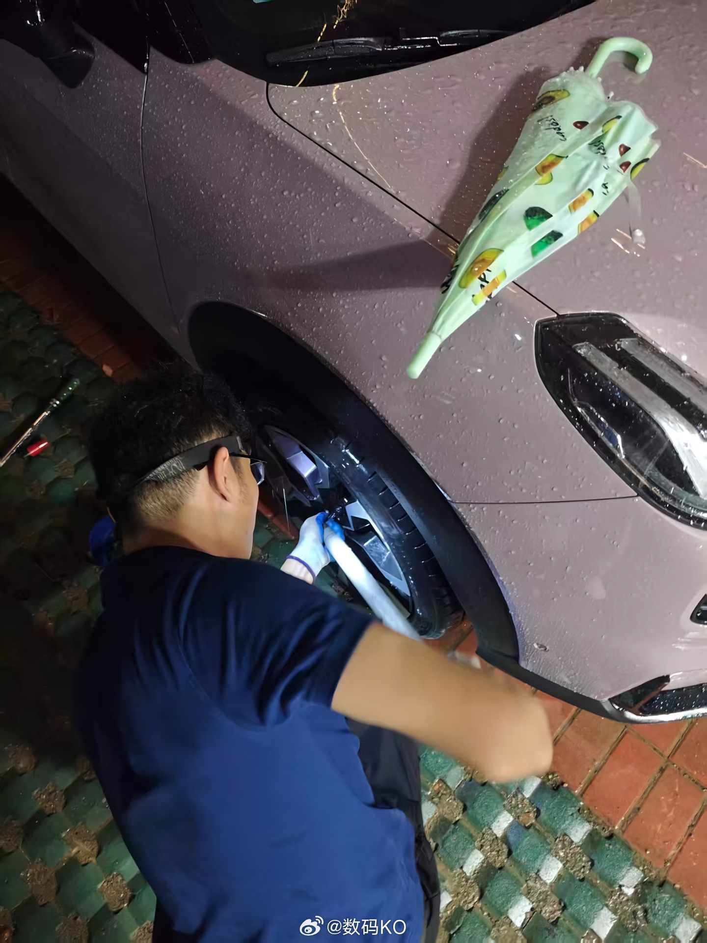小米这售后真的没得说，一位小米su7和领克双持的车主，自己的领克车爆胎了，车主就