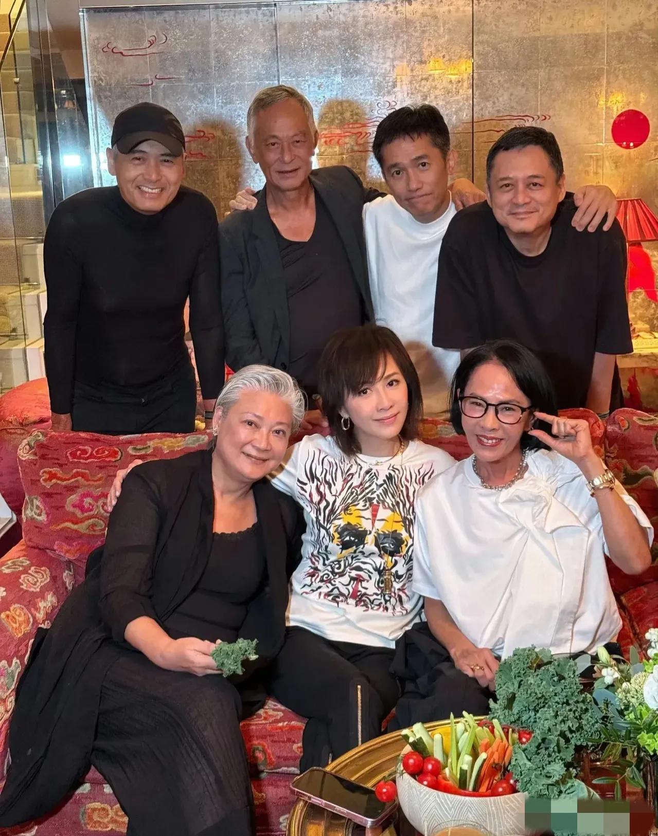 众星同框，我只认出了矮瘦偏黑的梁朝伟、年轻美飒的刘嘉玲，喜容绽放的周润发及精瘦发