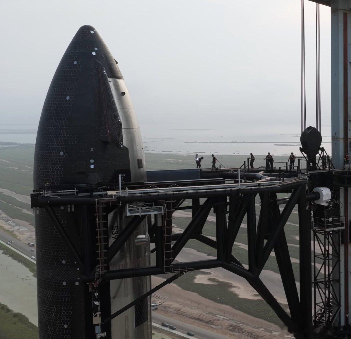 真星舰跟真人的比例SpaceX