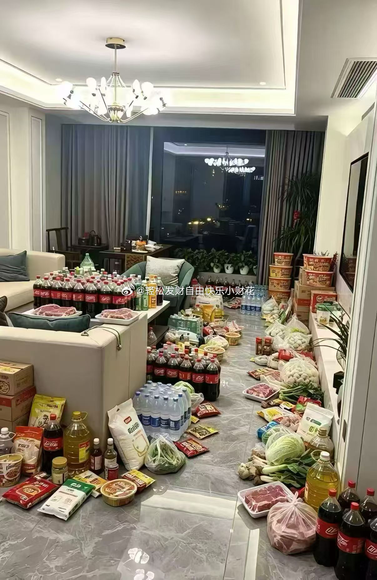 起初所有人都认为这是一场普通的台风  只有我偷偷变卖家产 打造安全屋 购买大量物