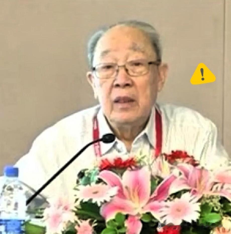 看到伍绍祖老先生的履历，我整个人都愣住了。

核物理研究生，跨界去管国家体育，这