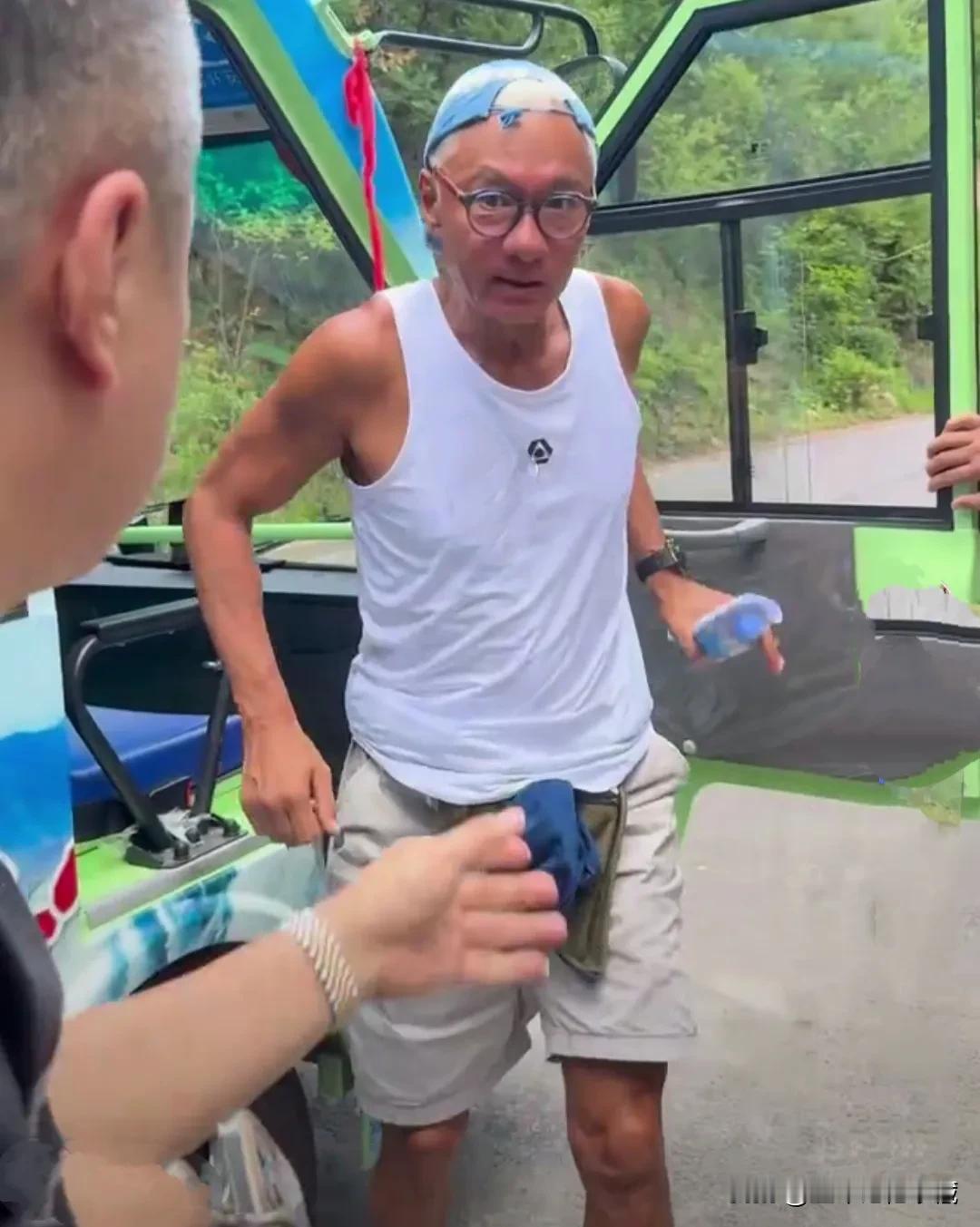 香港著名演员、第一美男林俊贤近日到河南西泰山游玩，一身简单的依着，白色背心配灰色