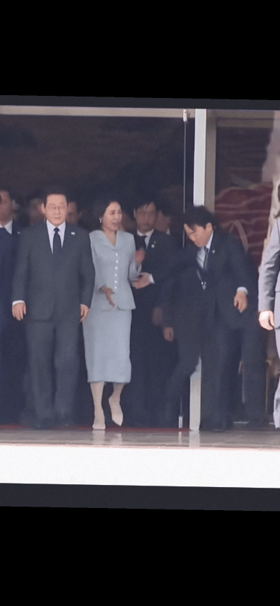 旁边小伙儿耳根子都红透了！这是天降横福还是天降横祸啊！
金惠景夫妇要乘专机去纽约