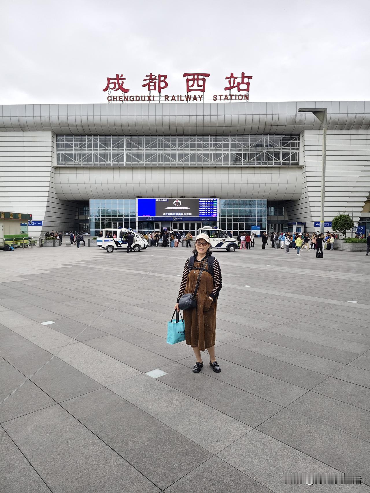 收拾好屋子，用过早餐，出发啦！
今日成都阴天。因今日出行，昨晚睡得不太安稳，五点