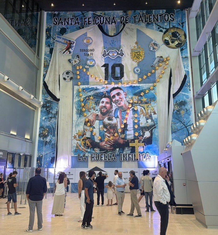 📍🇦🇷 梅西家乡阿根廷罗萨里奥国际机场梅西和迪马利亚巨幅壁画 梅西童年首件