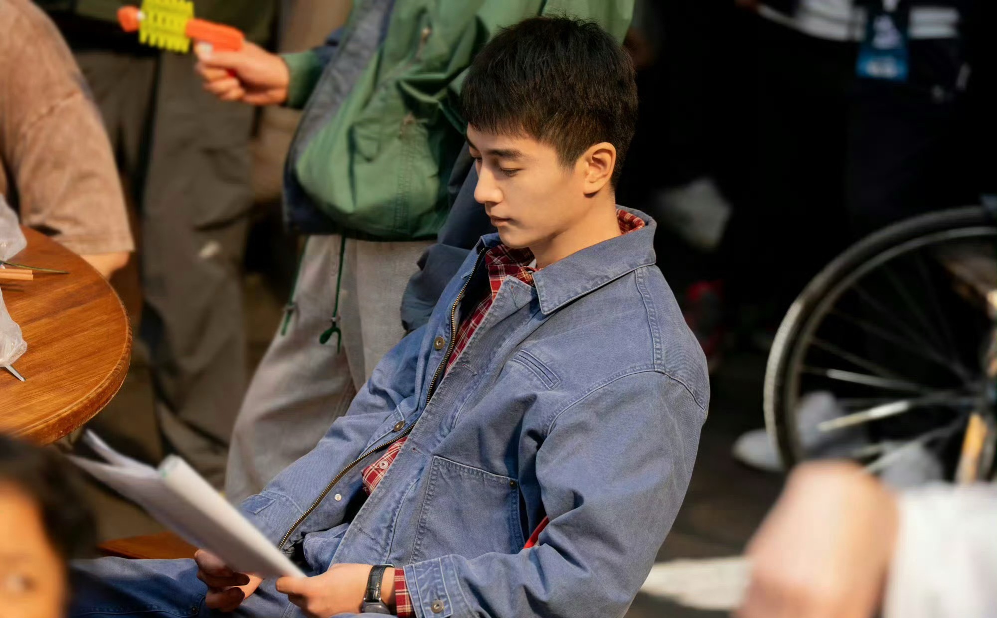 陈晓被打耳光路透陈晓拍摄新剧《海之上》的片场路透流出，视频里对手演员实拍戏份时实