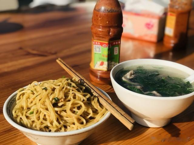 **梅州腌面（3分钟搞定！）**  
【食材】碱水面150g、猪油1勺、蒜末、葱