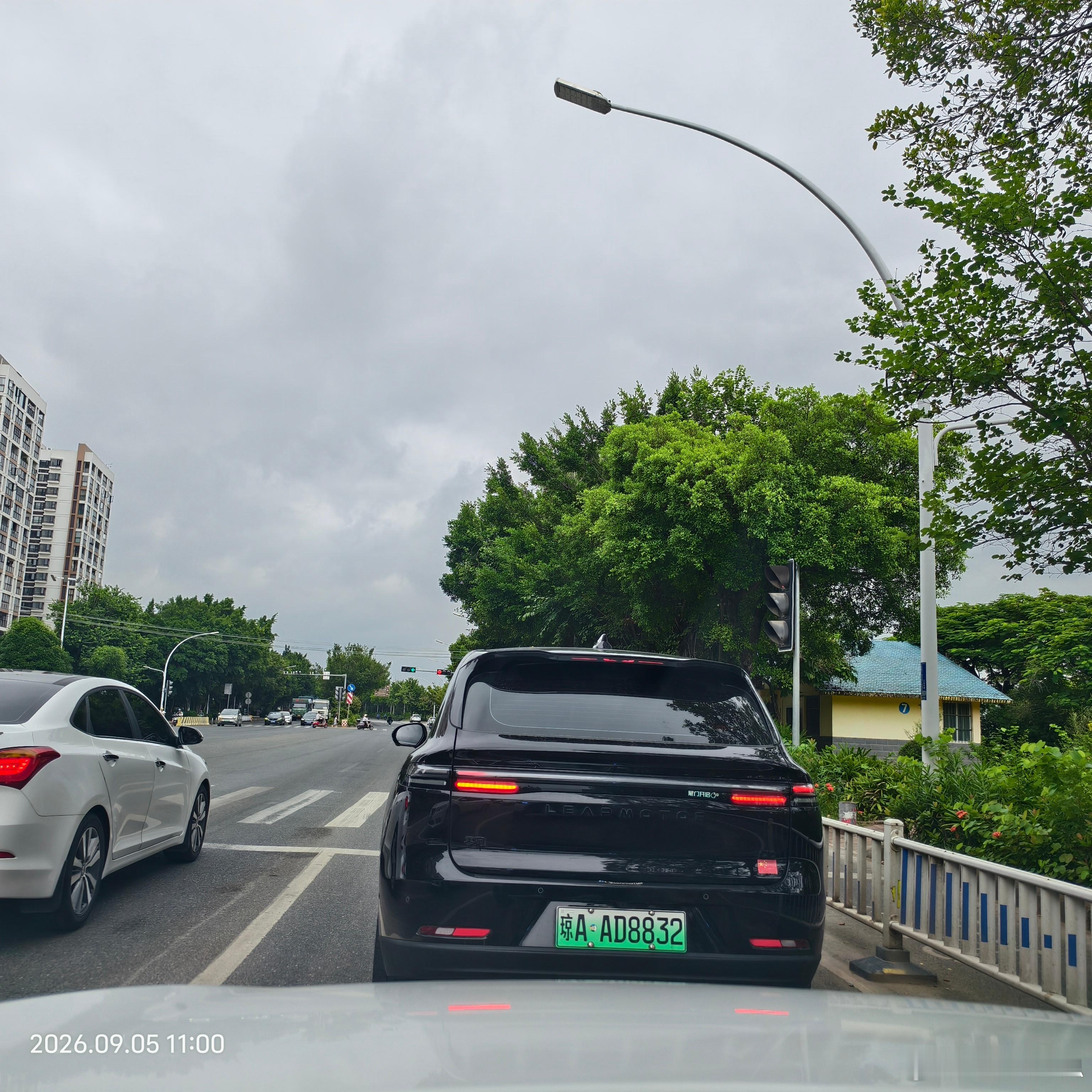 南人说：哎，前面是不是个京牌的车？[晕][晕][晕][费解][费解][费解]我：