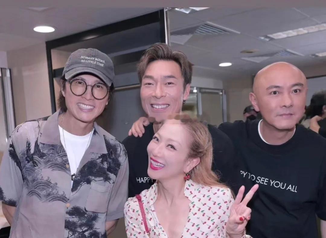 黄子华、郑秀文、许志安、张卫健合照，看BigFour红馆尾场show那晚。 ​​
