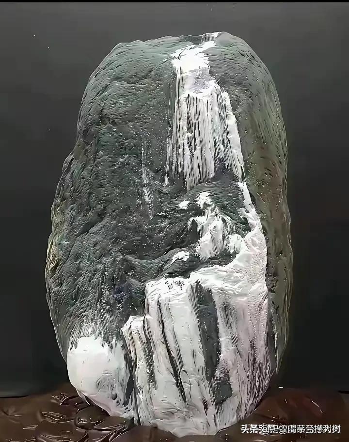 既然冤，就要想办法不让冤影响人的心情。
鸟屎已然成瀑布，干脆用蜡把这块石头全封了