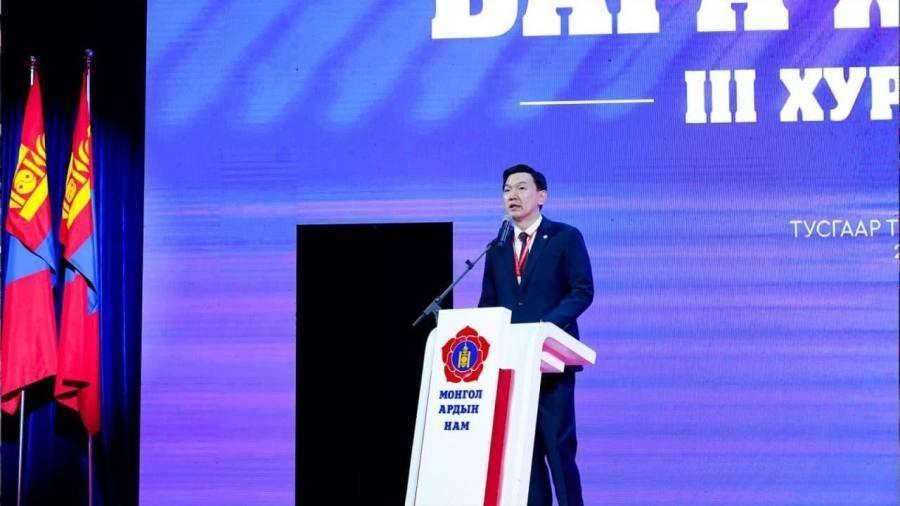 近来蒙古政坛突发动荡，立场鲜明的原总理一夜之间众叛亲离引咎辞职，而刚结束访华行程