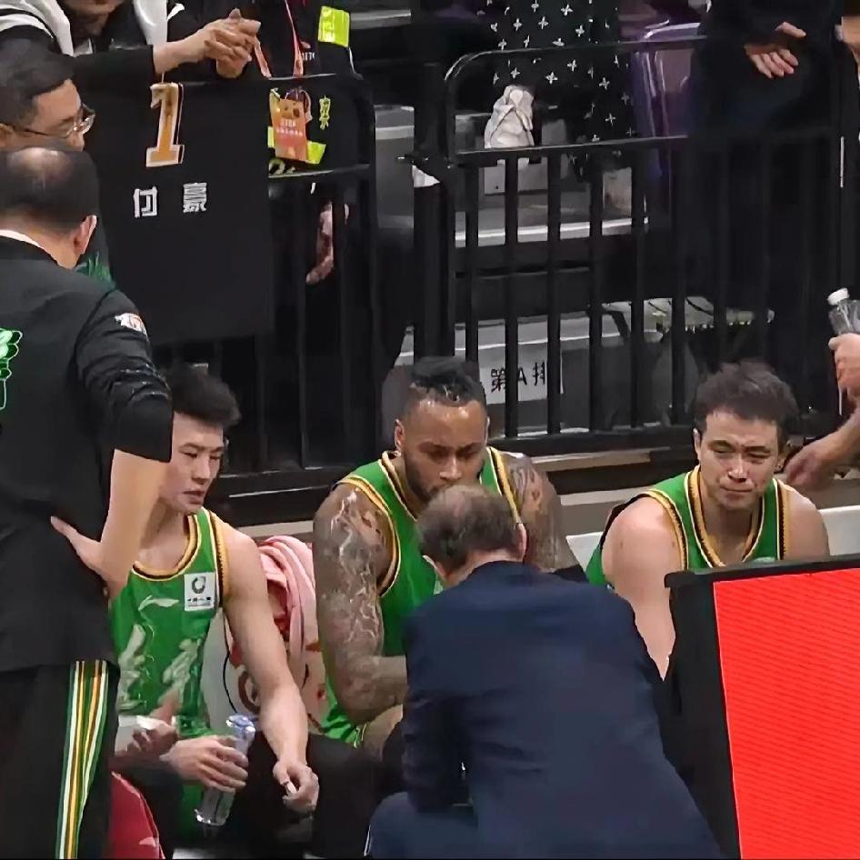 兄弟们！在使用3个小外援上场时间多少的问题上！你看懂主教练乌戈的安排了吗？
说实