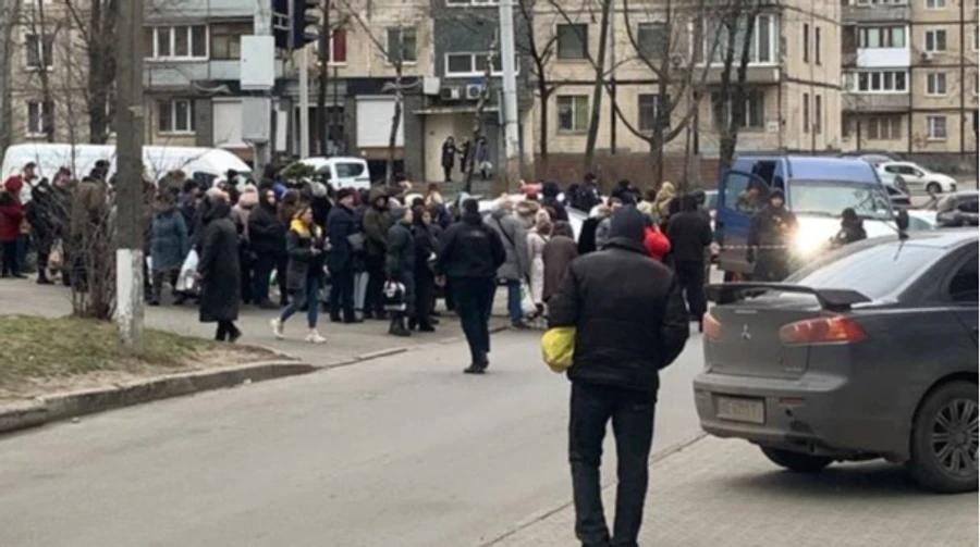 乌克兰民众造反了！
圣诞节当天下午2点40分，几名征兵官在第聂伯罗街头随机抓人，