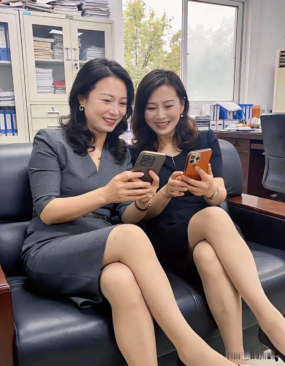 成熟姐妹花，以简约裙装勾勒优雅身姿。灰色与黑色裙装，兼具职场干练与女性柔美。柔和