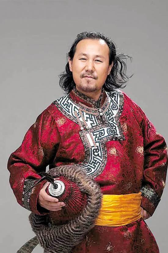 歌手，腾格尔说，我原来有一毛病，喝多了喜欢送东西，可是酒醒了以后打电话你给我送回
