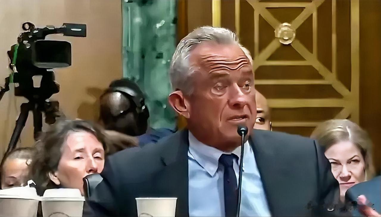 美国卫生部长罗伯特·肯尼迪与参议员在听证会上的吵架模式，沃伦:“如果这些制药交易