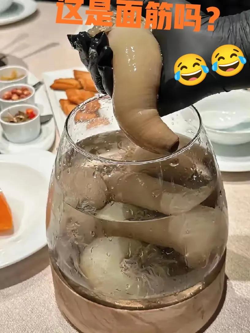 这是什么菜呀？看了就难以下口！[捂脸]房东是温州人，他家吃饭时总是用不锈钢的盘子